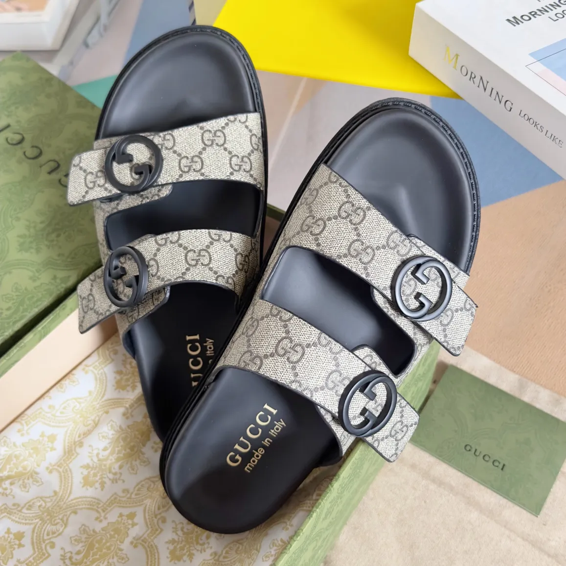 [G Home] Men's Men's Shoes💰:300💰Size:38-45 GUCC Gucci Original Order Quality 🆕2024Gucci Gucci Summer New Style Double G Presbyopia Flip-flops Cross Sandals Thick Sole Slippers Beach Shoes Original Purchase and Development Production G family's 2024 new summer dark horse items, fashion bloggers at home and abroad have put on the show, and it has become popular on social platforms at home and abroad. Fashionistas must pay for it, and they spend a lot of money to create ingenious craftsmanship and accurately restore every detail. Exquisite packaging at the delivery counter🛍📦 ▪️ Fabric: Original imported double G presbyopic leather ▪️ Lining: Original imported leather ▪️ Sole: Original open molded T men's shoes 💰U outsole ▪️ Bottom thickness: 3CM